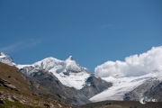 Wolken, Schnee und Berge